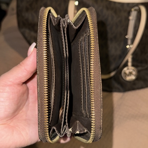 Michael Kors handbag and matching wallet - Picture 8 of 8